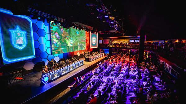 一旦他在场 一旦他在场